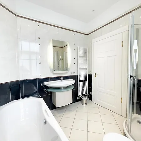 Luxus-fewo In Bestlage: Wohnungseigene Sauna, Zwei Baeder, Grosszuegige Terrasse, Lift, Tiefgaragenstellplatz * Heringsdorf (Usedom)